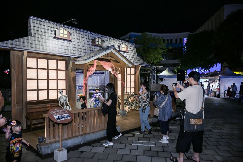 《圖說》2024年以「枋橋時代」為主題,將過去板橋地區重要歷史記憶重現,打造為互動藝術裝置,讓民眾穿梭古今,回到1900年的枋橋時代。〈經發局提供〉