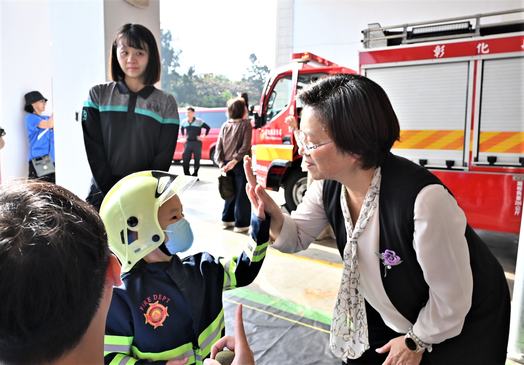 小小病童榤寶在警車與消防車間歡笑　完成心願圓夢日 - https://www.watchmedia01.com