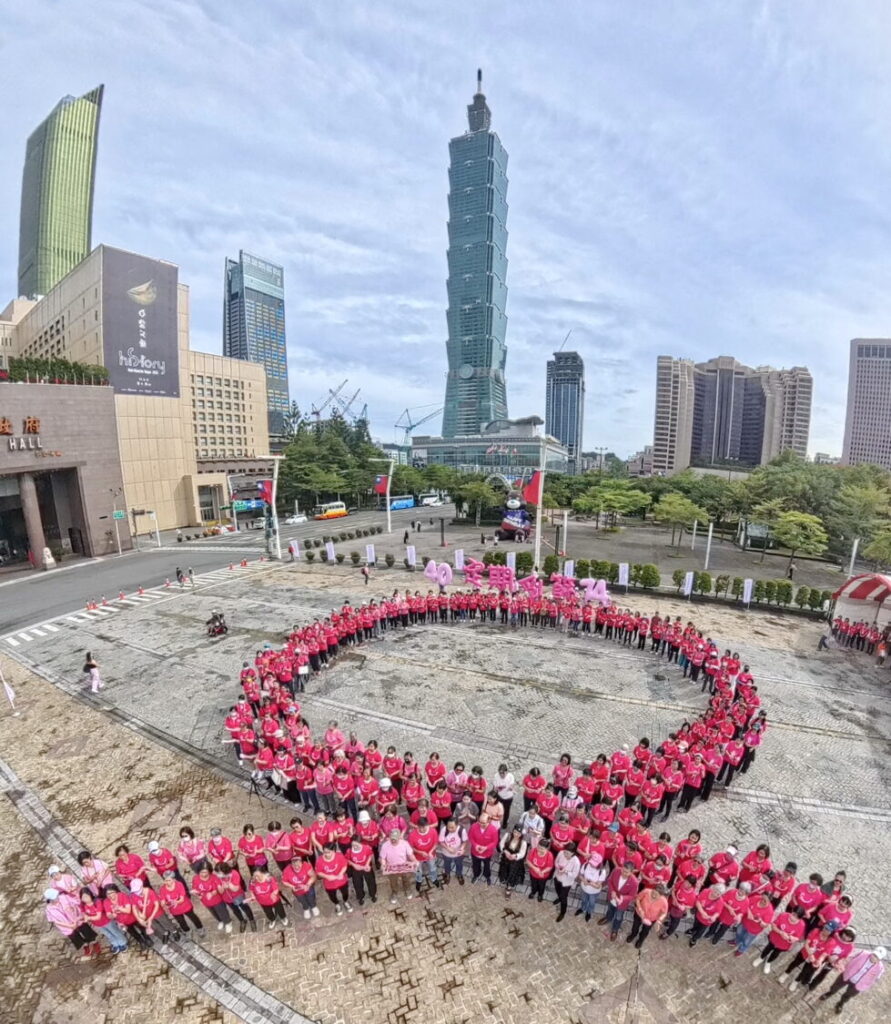 TBCA集結400人打造粉紅絲帶圖騰 「40–74是妳的事」籲女性定期乳篩 | 索引新聞 INDEX News 中華民國乳癌病友協會集結400位來自全台的病友及其家人排出大型粉紅絲帶圖騰,呼籲女性定期乳篩守護健康。(圖片來源:中華民國乳癌病友協會)