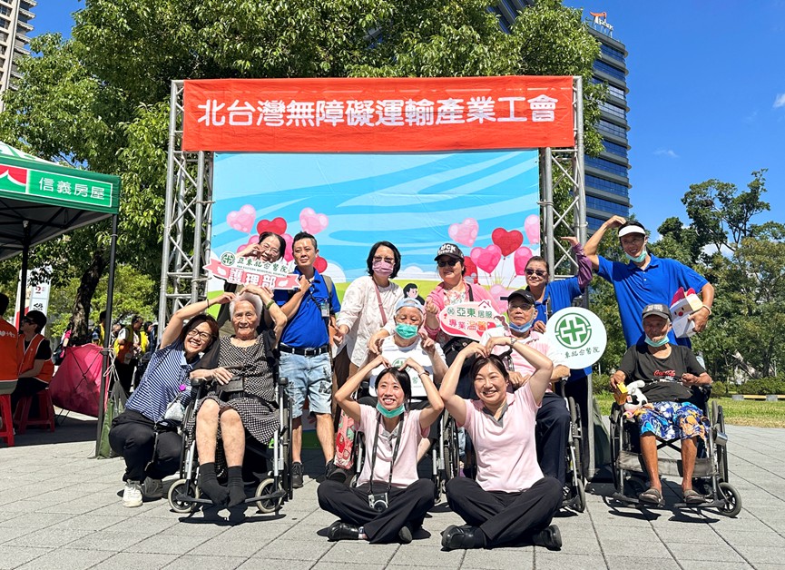 無障礙運輸公益接送 伴長照家庭野餐趣 「長照樂園・野餐趣」公益活動,陪伴行動不便長者到戶外出遊。(圖/北台灣無障礙運輸產業工會 提供)