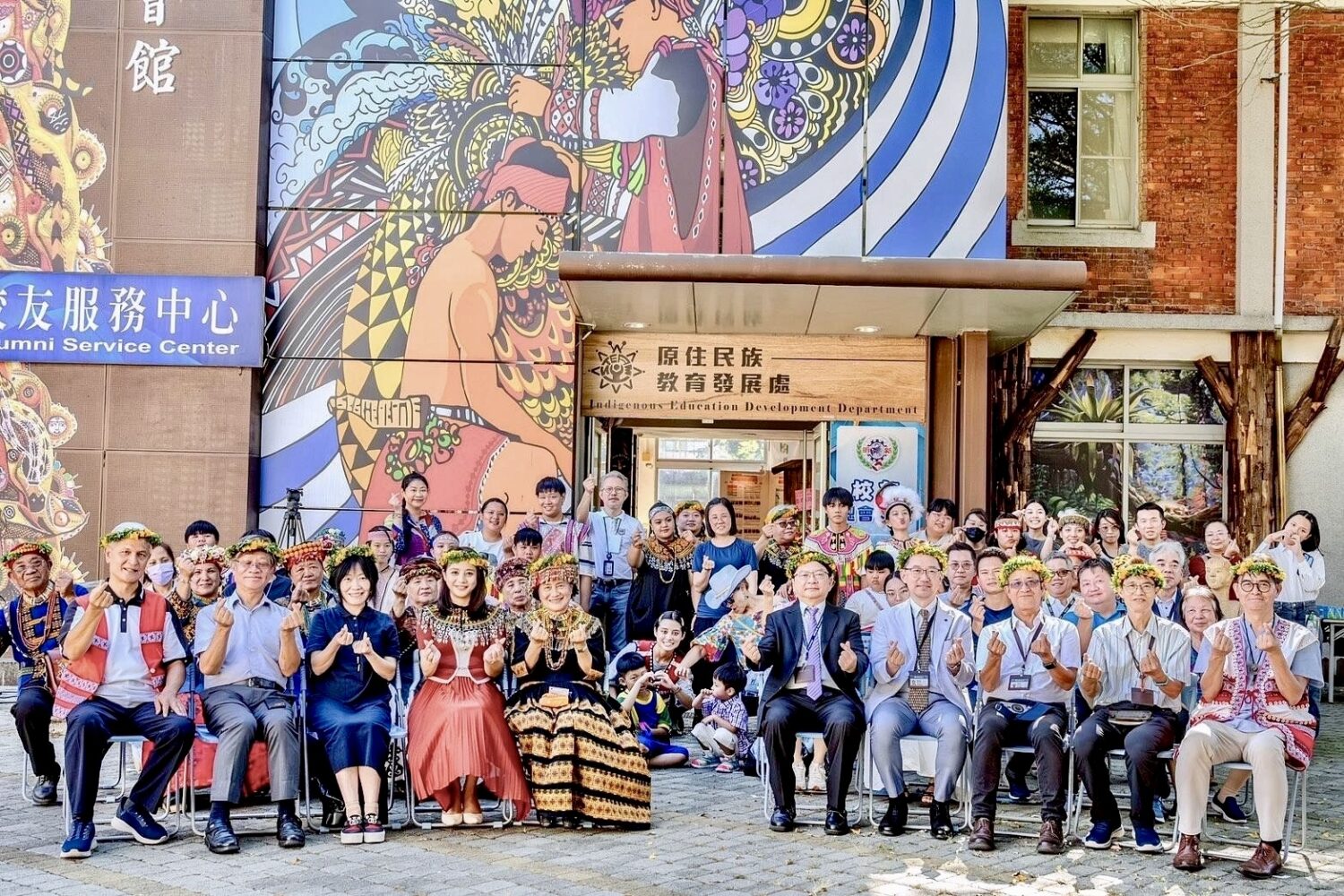 明新科大59週年校慶登峯啟程 呂明峯校長揭示「底氣」關鍵字展現教育自信 | 索引新聞 INDEX News 原住民族教育發展處舉辦《嚮光!》排灣族琉璃珠特展,由「蜻蜓雅築」施秀菊工藝師策展,作品以光與希望為題,展現女性創作力與文化傳承之美。(圖/明新科大提供)