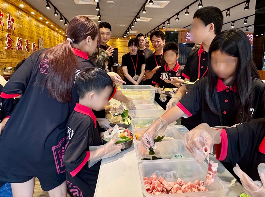 家扶兒少參與六扇門「小小店長體驗營」，實際學習備料與接待，從中建立自信。圖/六扇門提供