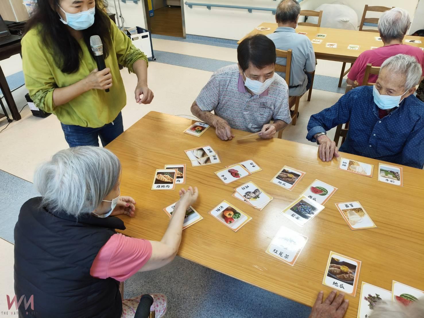 (有影片)/遊戲+手作促活化 彰化榮家陪伴失智長者延緩退化 - https://www.watchmedia01.com