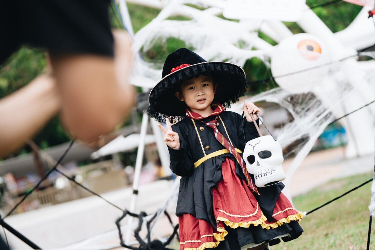 千人變裝 × 百攤潮玩!斗六《膨鼠變裝派對 × 萬聖潮市集》點亮雲林秋夜 家長用心打扮,現場幼兒各個爭奇鬥豔、創意十足。(圖/記者林照東翻攝)