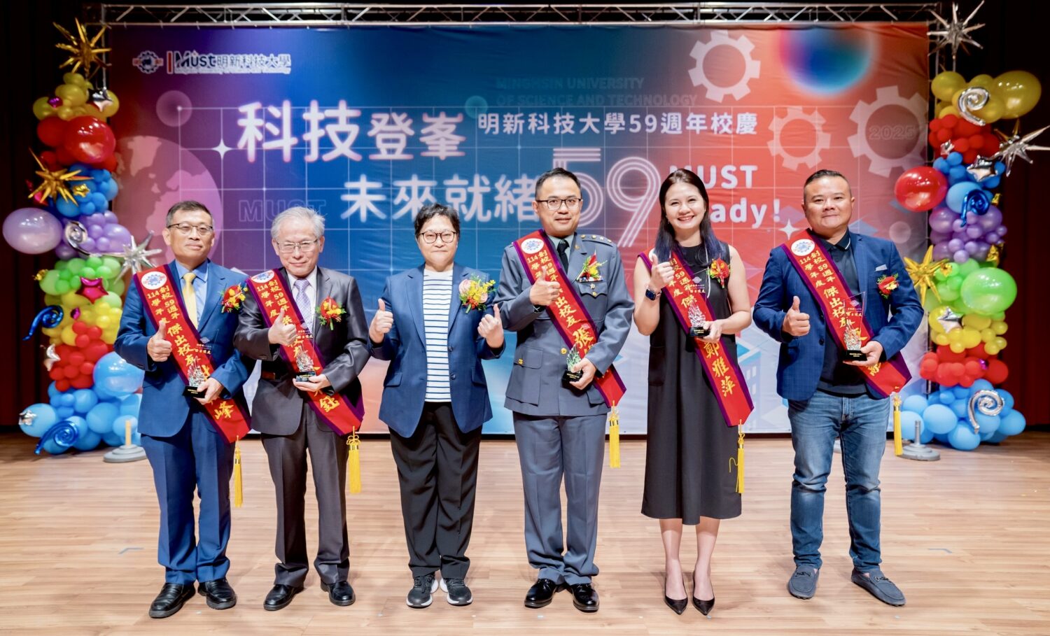 明新科大59週年校慶登峯啟程 呂明峯校長揭示「底氣」關鍵字展現教育自信 | 索引新聞 INDEX News 頒發「傑出校友獎」,由董事長郝碧蓮親自表揚五位獲獎校友。左起為電子科謝戎峰、管研所蘇東鈺、郝碧蓮董事長、電子科張然順、幼保系鄭雅萍與旅館系廖俊融,展現明新人在產業、教育、公務與創新領域的卓越成就。(圖/記者林照東攝)
