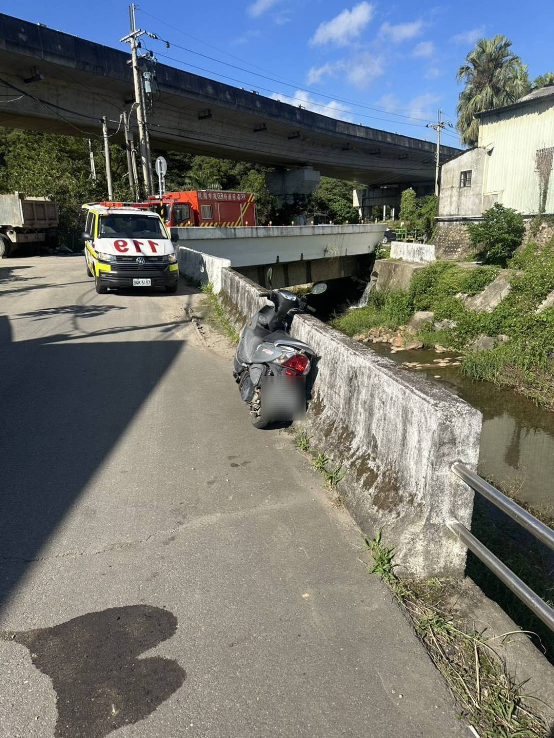 蘆竹無照女自撞護欄摔落水溝 多處擦挫傷送醫 725538