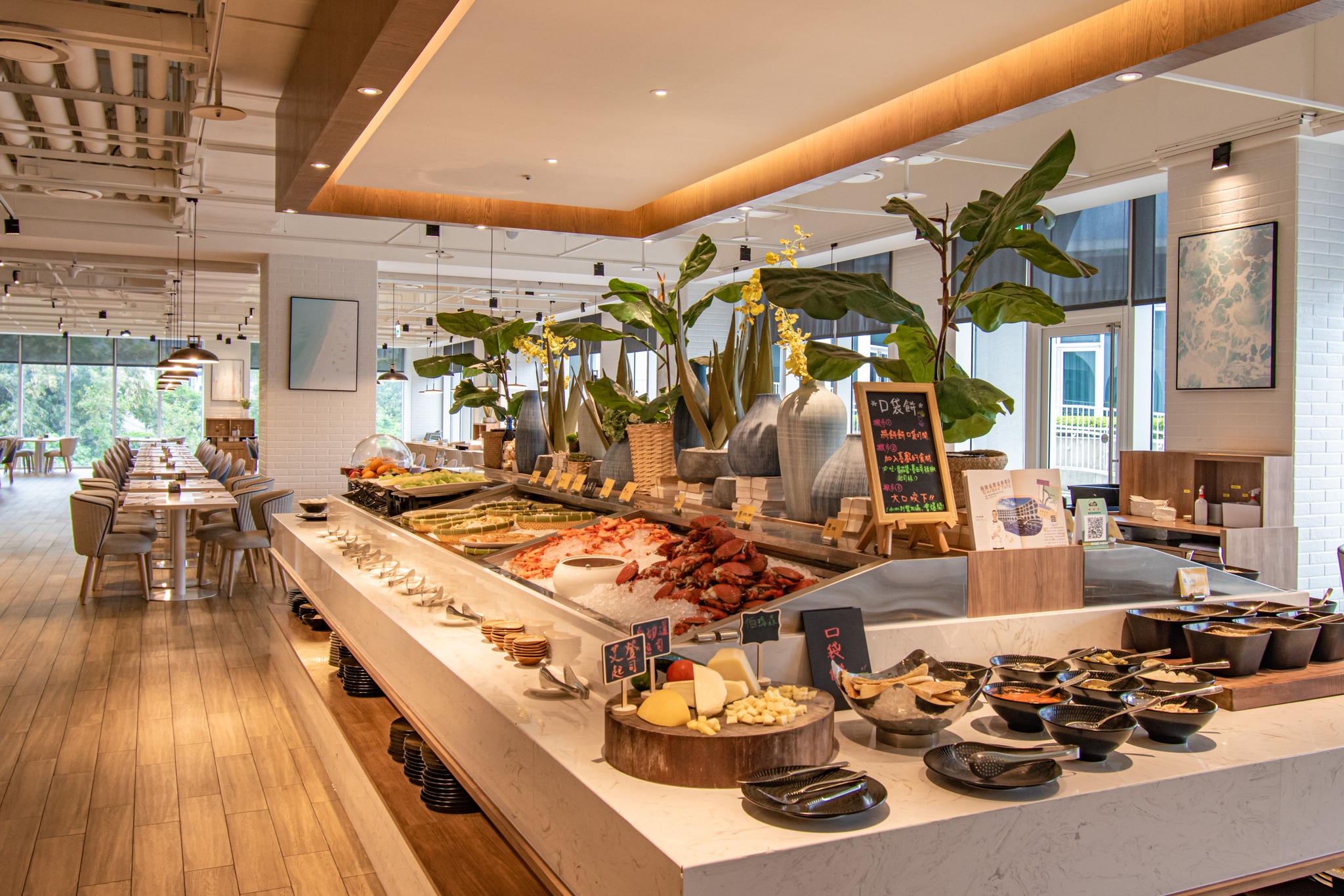 ▲圖三河畔餐廳擁有明亮採光與大片落地窗景著稱能觀看將捷金鬱金香酒店戶外千坪草坡為每場聚餐增添愜意氛圍圖 將捷金鬱金香酒店 提供 - 報新聞 Mega News