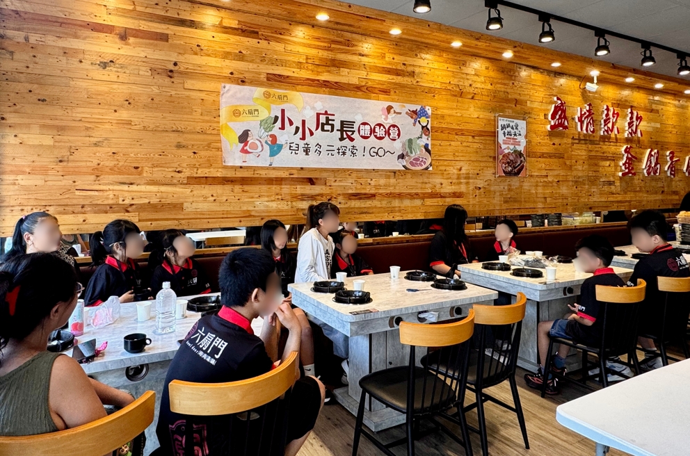 來自家扶的20位兒少至門市體驗餐飲實務，讓孩子們在實作中探索未來職涯。圖/六扇門提供