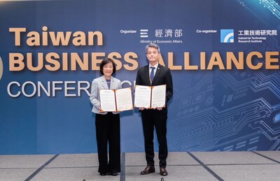 經濟部政務次長江文若(左)與藝康台灣總經理塗溥仁(右)共同簽署投資意向書。