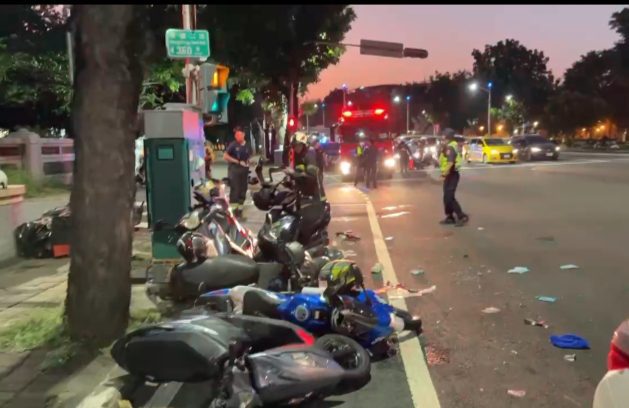 高雄市發生7旬翁駕車衝撞待轉區機車車禍,釀1死8傷。翻攝畫面