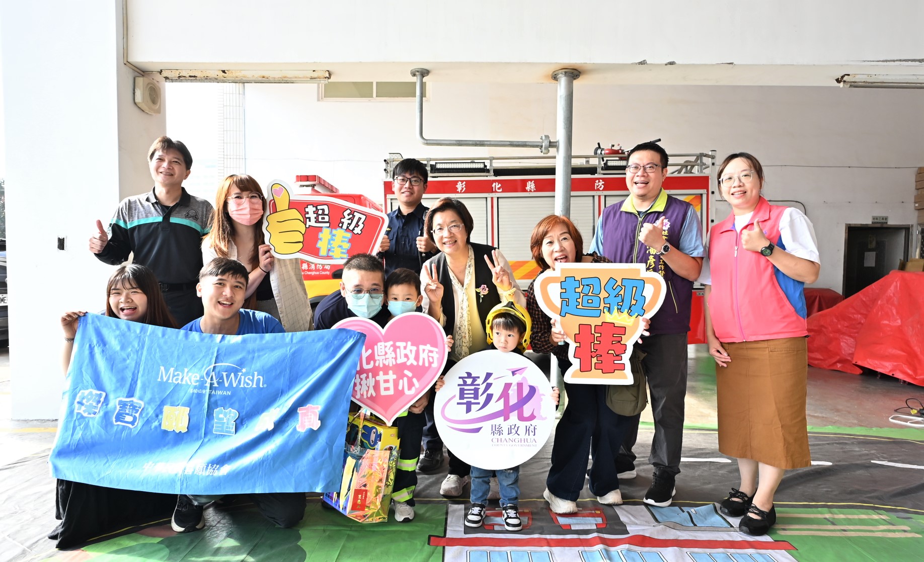 小小病童榤寶在警車與消防車間歡笑　完成心願圓夢日 - https://www.watchmedia01.com