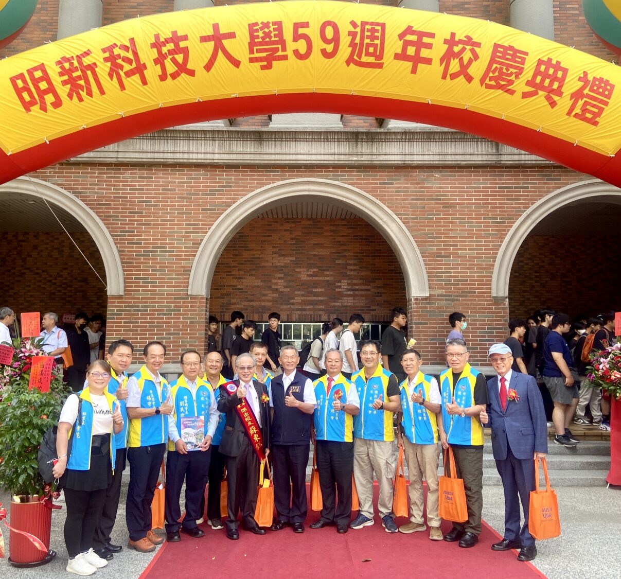 明新科大59週年校慶登峯啟程 呂明峯校長揭示「底氣」關鍵字展現教育自信 | 索引新聞 INDEX News 明新科技大學歡慶創校59週年校慶,校友總會總會長曾明清(右五)率校友團隊返校祝賀,與新豐鄉徐煒傑鄉長(中)合影留念,展現明新人團結與傳承精神。(圖/記者林照東攝)