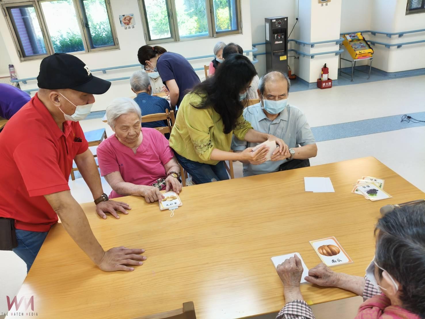 (有影片)/遊戲+手作促活化 彰化榮家陪伴失智長者延緩退化 - https://www.watchmedia01.com