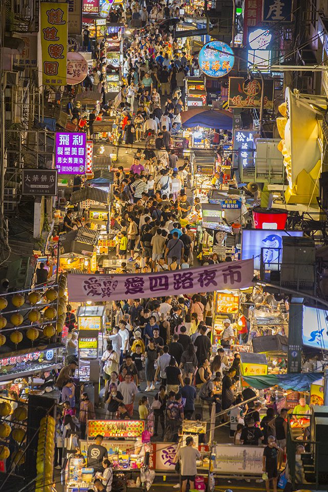 攝影組「金獎」作品以獨到的夜間視角呈現基隆的城市光影,將人潮的流動比擬為水勢奔湧,夜市招牌與旗幟在鏡頭下宛如船隻匯聚港灣,意象鮮明而富張力。作品以流暢的節奏與細膩觀察,捕捉基隆夜景的生命力。