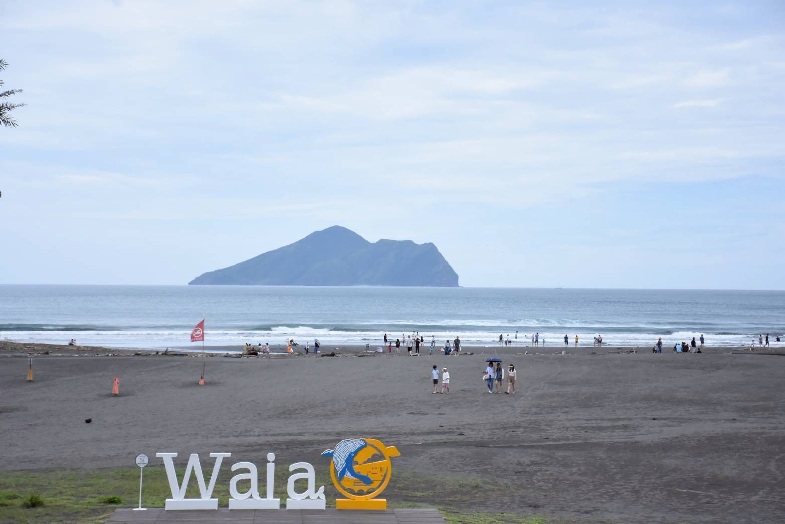 烏石港海灘望向龜山島的經典視角,是東北角最具代表性的風景之一,不論踏浪、散步或拍照都能找到屬於自己的放鬆節奏。圖/東北角風管處提供