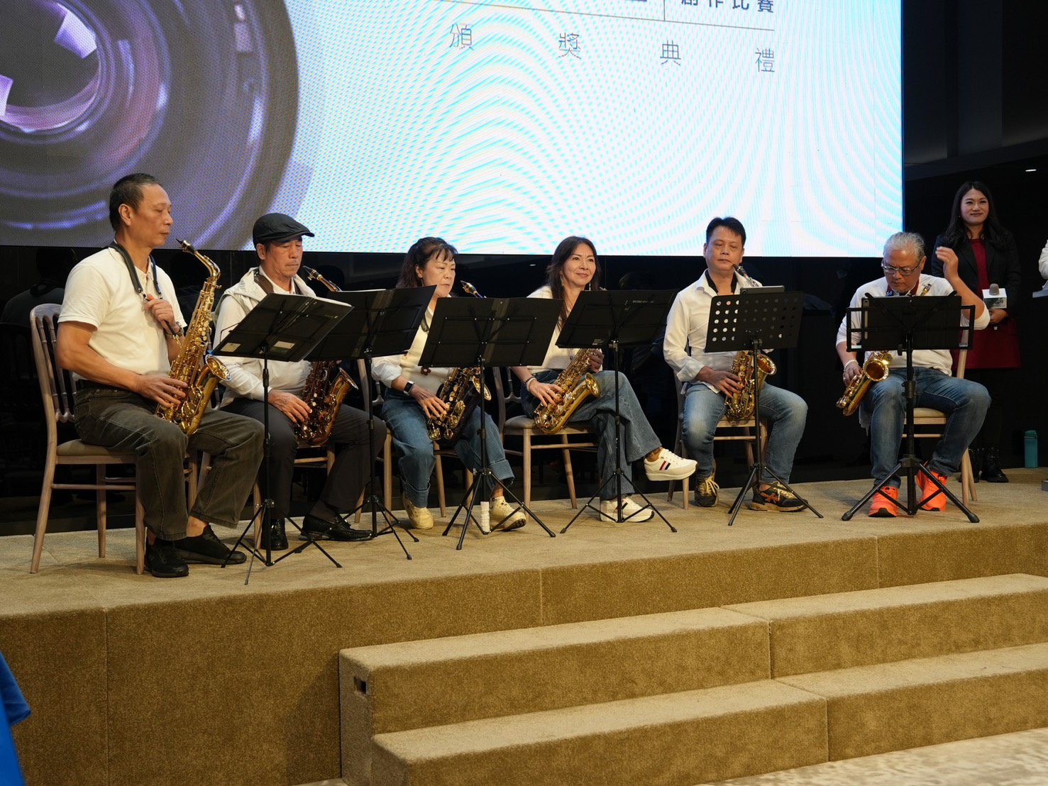 典禮開場由基隆社區大學太鼓社震撼演出揭幕,接續的口琴與薩克斯風表演則增添細膩層次,象徵影像創作如城市路網般多聲部並行,帶來豐富與力量。