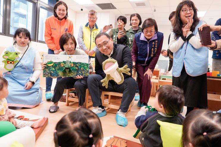 《圖說》侯友宜於三峽國光公托中心，與孩子們共讀繪本。〈社會局提供〉