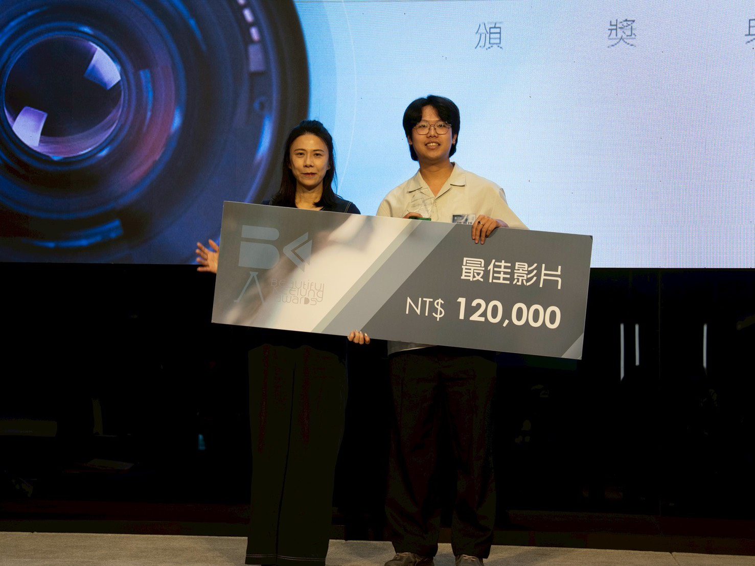 最影片是由作者陳禹廷(右1)以相遇之路奪冠,或的獎金12萬獎金。