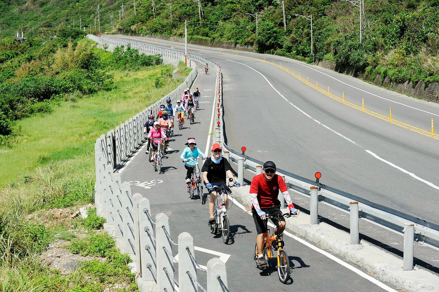 遊客沿著東北角順暢的自行車道輕鬆前行,一路享受山海交織的療癒景致,是親子與運動族最愛的冬季路線。圖/東北角風管處提供