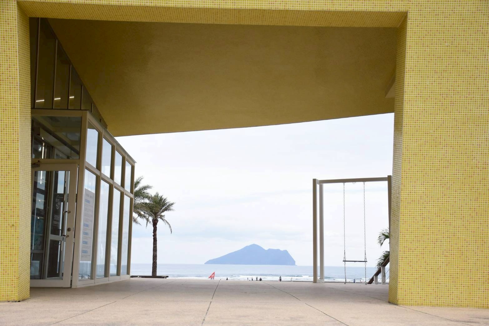 從建築框景望出去的龜山島,被海風吹拂的畫面寧靜舒心,成為旅人到東北角必拍的浪漫打卡點。圖/東北角風管處提供