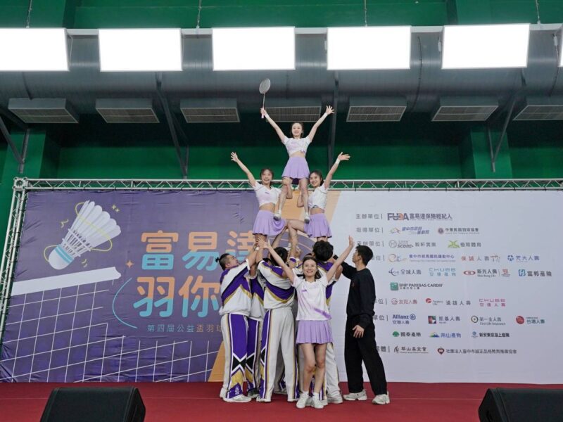 圖文：富易達第四屆公益盃羽球賽登場　65隊好手齊聚揮拍做公益。