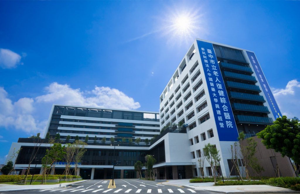 臺中市立老人復健綜合醫院推動公共藝術民眾參與計畫，樂齡打擊樂學員於成果發表演出後合影留念，象徵醫療場域結合藝術療癒，打造高齡友善的社區健康空間。