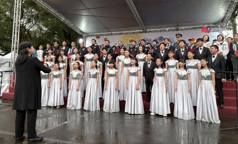 《圖說》元旦升旗典禮，由新北市少年合唱團領唱國歌，並與市長侯友宜、市府團隊及現場超過8,000位市民齊聲合唱〈明天會更好〉及〈再出發〉為城市注入希望與祝福。〈民政局提供〉