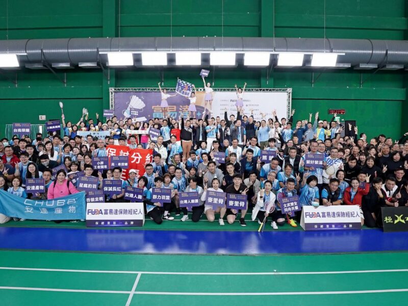 圖文：富易達第四屆公益盃羽球賽登場　65隊好手齊聚揮拍做公益。