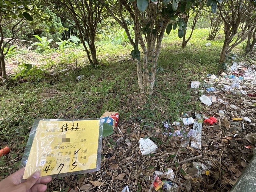 《圖說》稽查人員主動巡查缺乏管理之空地。〈環保局提供〉