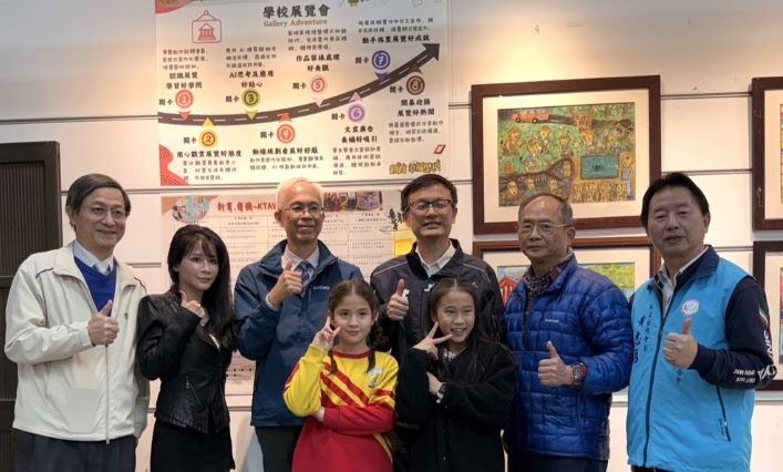 《圖說》由學生解說KTAV步道概念，透過生動活潑的講解，讓局長及委員了解各關卡設計的內容。〈教育局提供〉