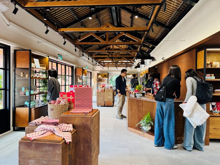 《圖說》淡水古蹟博物館首間以ESG理念打造的文化商店《滬尾公行》即日起正式開幕，全新亮相的空間延伸古蹟建築的氛圍，以永續設計為核心，結合友善環境的概念，提供遊客更舒適、多元的購物體驗。〈淡古提供〉