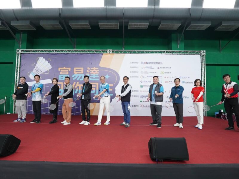 圖文：富易達第四屆公益盃羽球賽登場　65隊好手齊聚揮拍做公益。