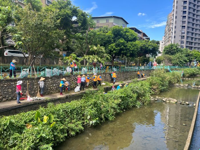 《圖說》樹林區中山里水環境巡守隊於鹿角溪淨溪情形。〈環保局提供〉