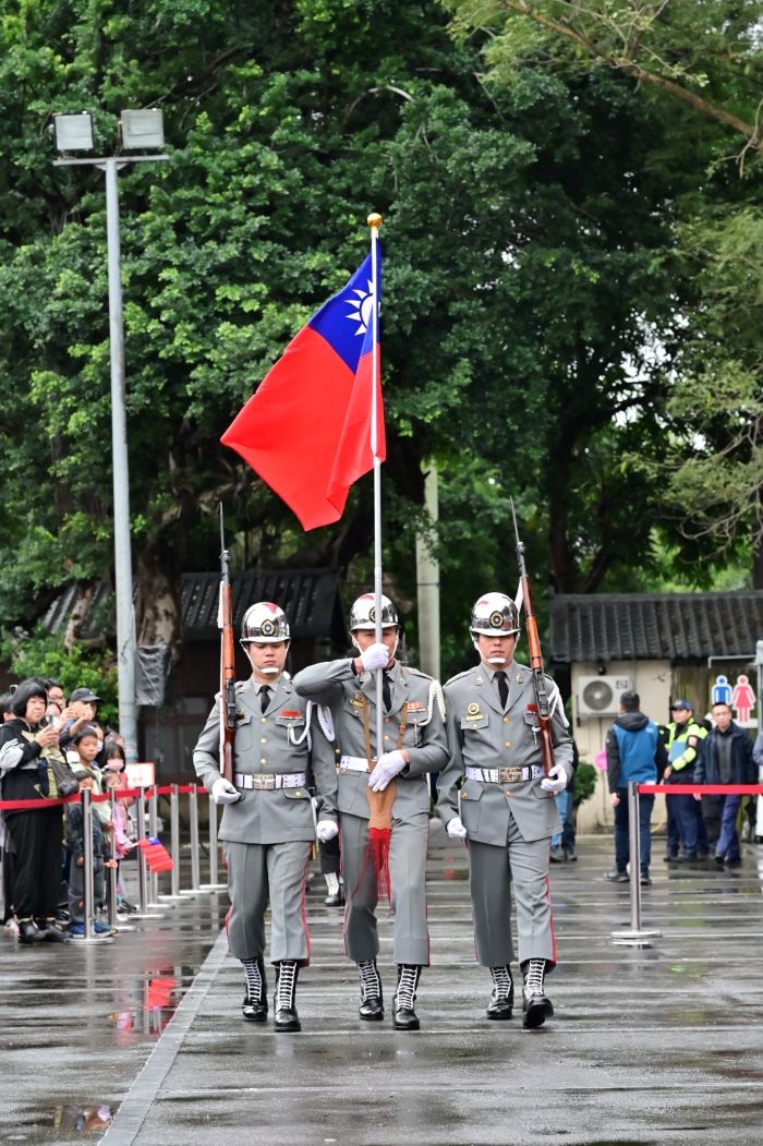 《圖說》三軍儀隊退伍弟兄協會（退儀邦）升旗及精湛技巧的操槍表演。〈民政局提供〉