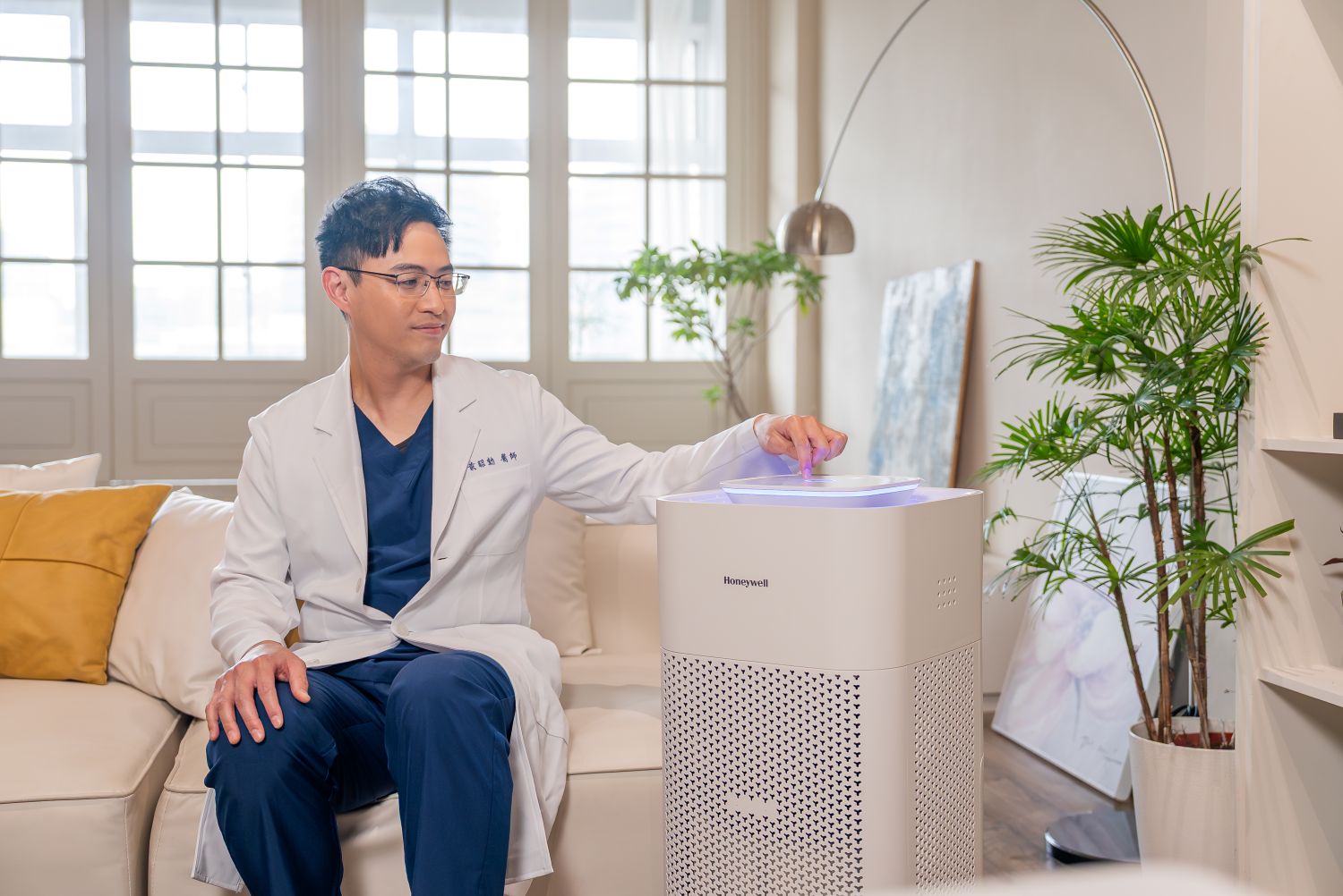 耳鼻喉頭頸專科醫師黃昭勳推薦Honeywell 太空機，完整結合H13級HEPA 濾網、專利分解甲醛與 UVC 滅菌，成為診所實際採用的專業空氣清淨選擇。(圖／業者提供)