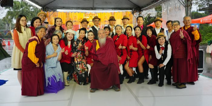 《圖說》世界佛教正心會於元旦到花蓮光復舉辦百日超薦法會，該會指導金剛上師恆性嘉措仁波且(中)與表演團體合影。〈正心會提供〉