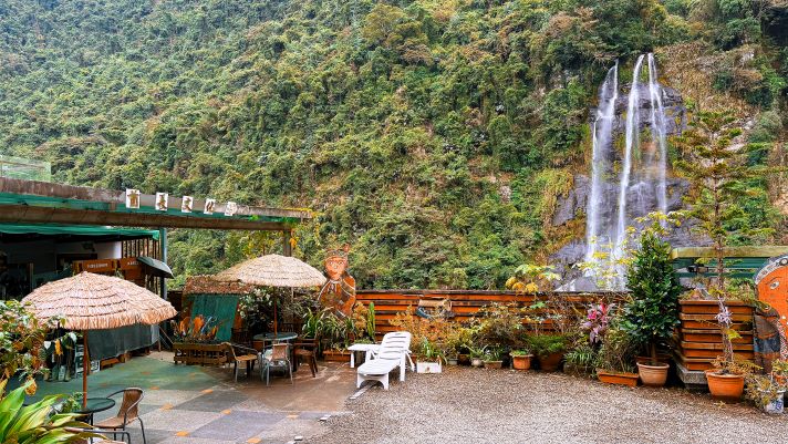 《圖說》烏來風景區有溫泉、瀑布和泰雅族文化，春節假期不妨來趟身心舒暢的山林療癒之旅，還能逛老街、搭台車，感受大自然的療癒與原民風情。〈觀旅局提供〉