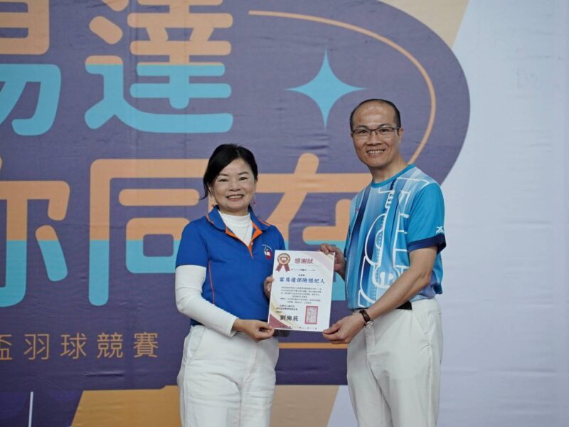 圖文：富易達第四屆公益盃羽球賽登場　65隊好手齊聚揮拍做公益。