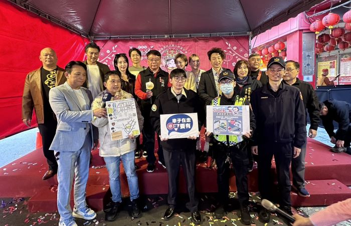 《圖說》板橋分局春節交通安全宣導,提醒行車安全觀念,確保交通順暢。〈板橋分局提供〉