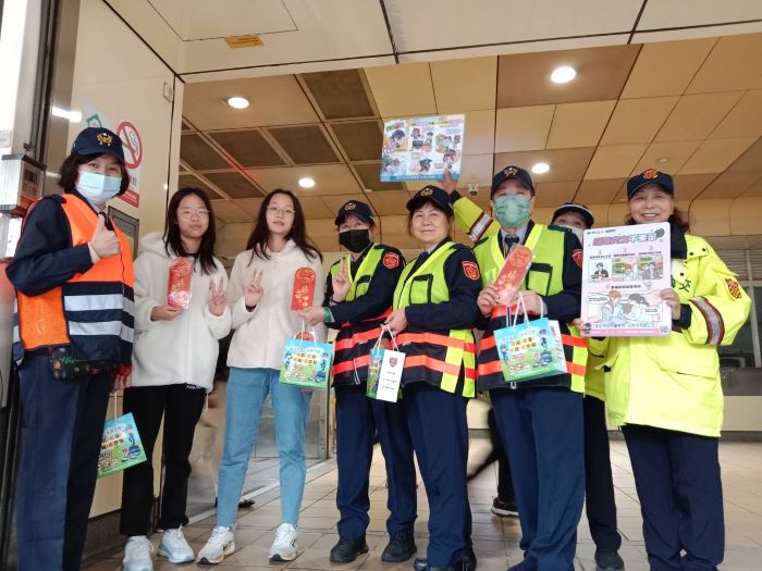 《圖說》現場並發送實用宣導小品,不少民眾熱情參與、合影留念。〈永和分局提供〉