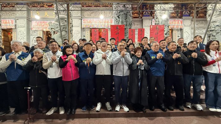 《圖說》侯友宜市長、永和區里長及保福宮祝賀大家新年快樂。〈民政局提供〉