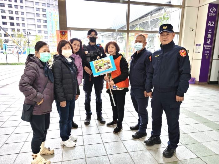 《圖說》「機動派出所」現場員警結合宣導活動,製作各式宣導標語,向民眾說明舉家外出申請、住宅防竊、反詐騙、反毒品等重要觀念。〈三重分局提供〉