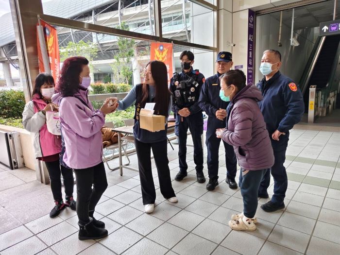 《圖說》「機動派出所」機動派出所的設置,期盼讓民眾在安心、順暢的環境中,平安歡度農曆春節。〈三重分局提供〉