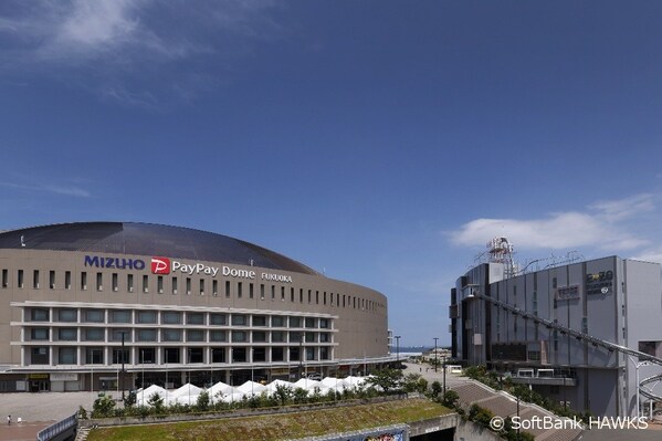 福岡軟銀鷹隊的主場〈MIZUHO PayPay Dome FUKUOKA〉,是日本首座備有開閉式屋頂且可容納4萬人以上的大型球場。相鄰的複合型娛樂設施「BOSS E・ZO FUKUOKA」提供多采多姿的娛樂設施。 福岡軟銀鷹隊的主場〈MIZUHO PayPay Dome FUKUOKA〉,是日本首座備有開閉式屋頂且可容納4萬人以上的大型球場。相鄰的複合型娛樂設施「BOSS E・ZO FUKUOKA」提供多采多姿的娛樂設施。