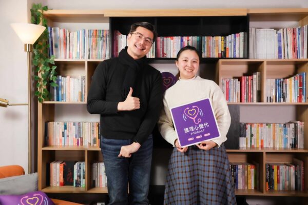 圖說：「護理心聲代」開播首週創佳績！主持人凱爺（唐源駿）與彰基副護理長李佩容（右）對談，分享許多新進護理師的心聲。（資料來源：衛福部照護司）