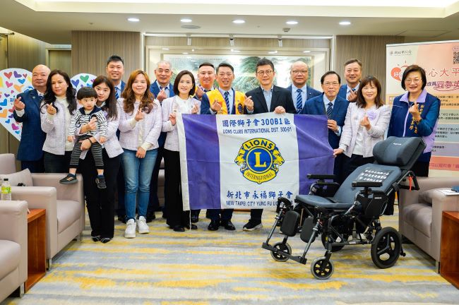 《圖說》第35屆永福獅子會會員代表聯合捐贈35台伸展防滑仰躺高背輪椅,右一為社會局長李美珍。〈社會局提供〉