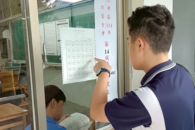 《圖說》114年會考永平高中考場學生查看試場。〈教育局提供〉