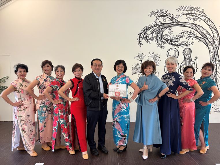 《圖說》德芳旗袍舞班優雅演出。〈板橋榮家提供〉