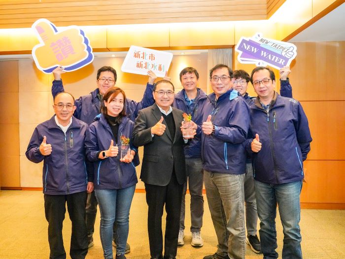 《圖說》「新北市中和區壽德公園滯洪池工程」榮獲第26屆國家建築金獎公共建設優質獎首獎，水利局長宋德仁於市政會議率隊，將這份榮耀成績獻給侯友宜市長。〈水利局提供〉