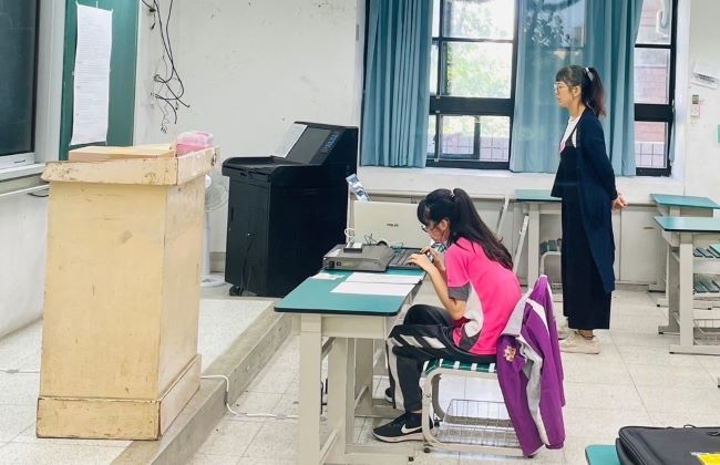 《圖說》114年會考三民高中考場學生入場應試。〈教育局提供〉